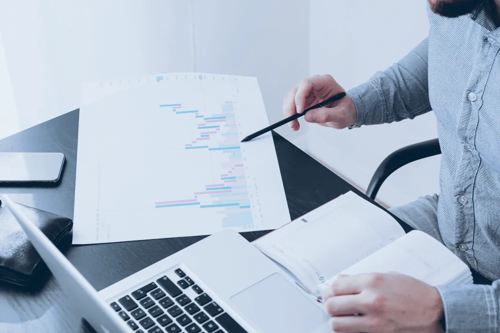 Biurko z dokumentami i laptopem